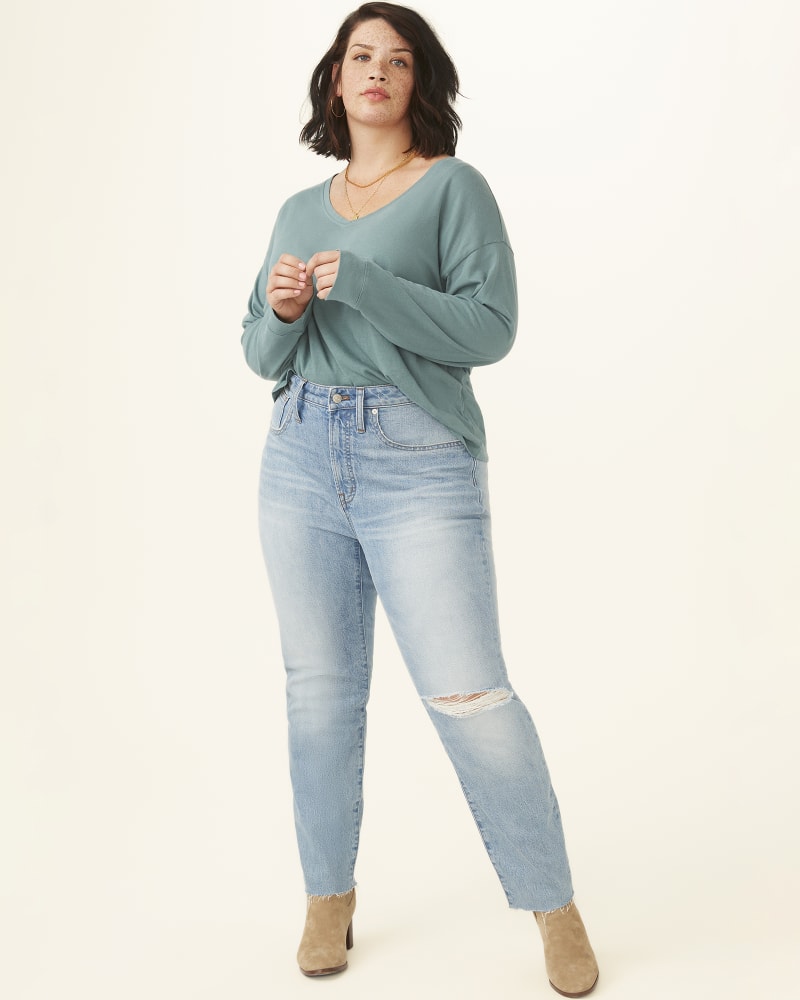 Plus size model with pear body shape wearing Perfect Vintage Light Wash Jeans by Madewell | Dia&Co | dia_product_style_image_id:188935